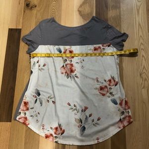 🌸Gray & Floral T-shirt with Criss Cross Detail